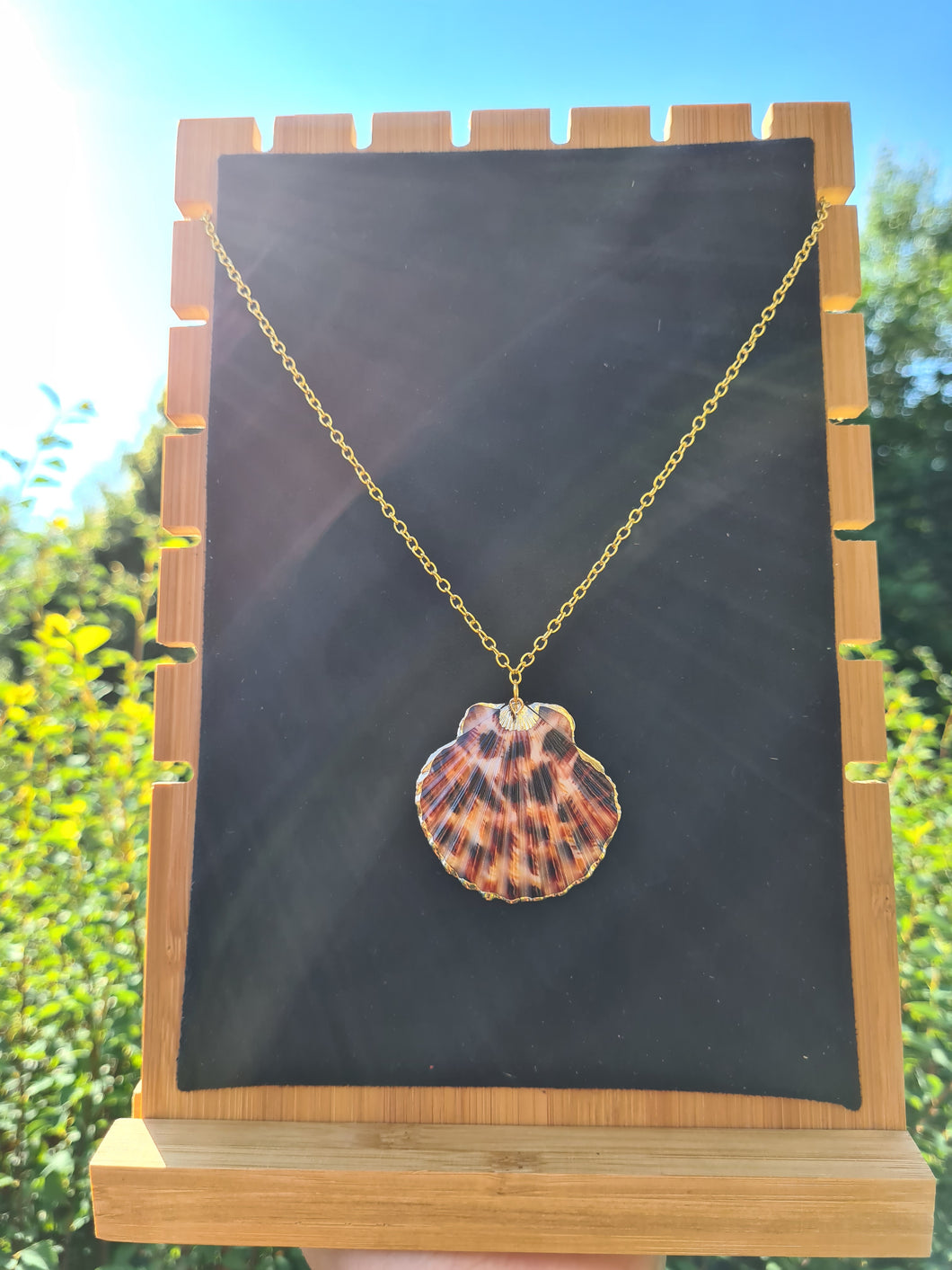 Shell leo necklace