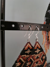 Lade das Bild in den Galerie-Viewer, Earring display three metal rows
