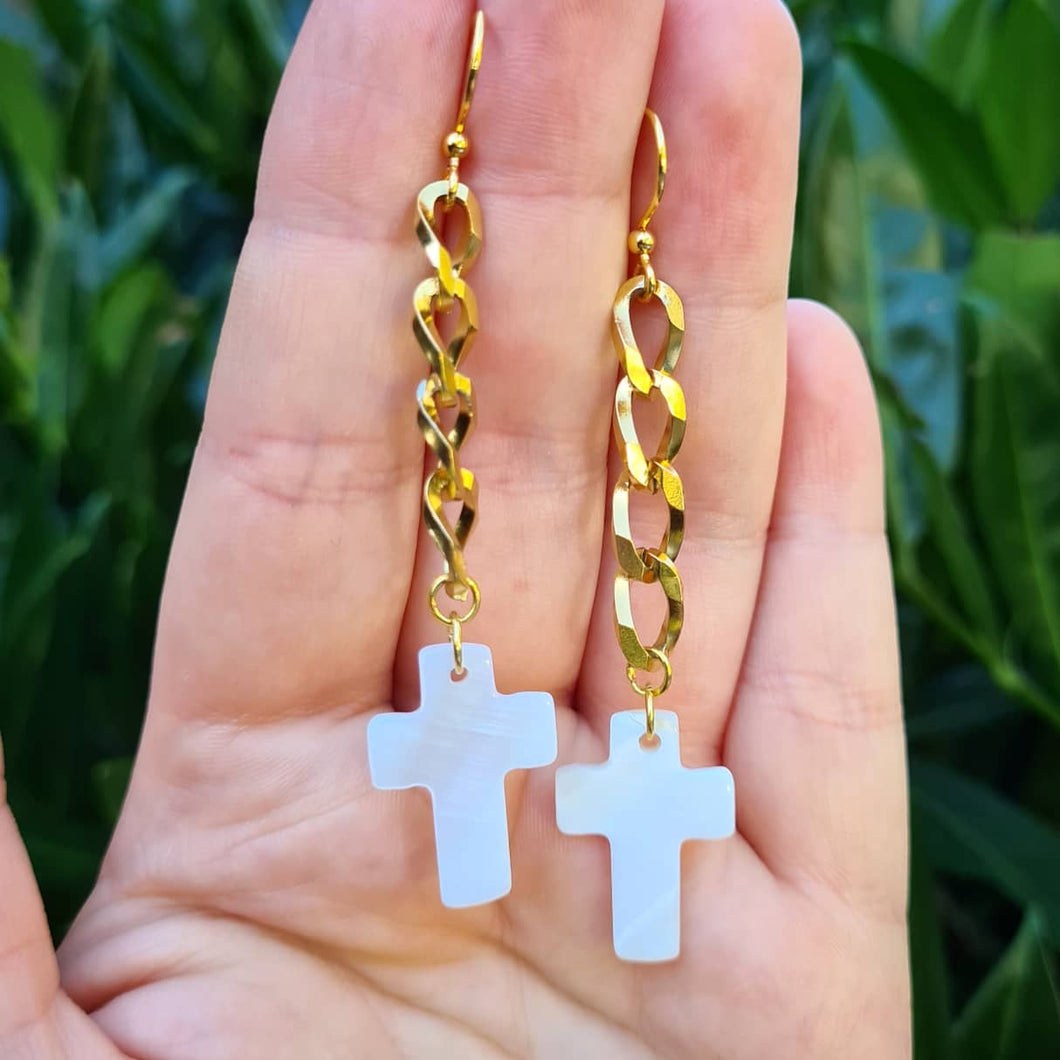 Gold chain with cross in shell metarial earrings